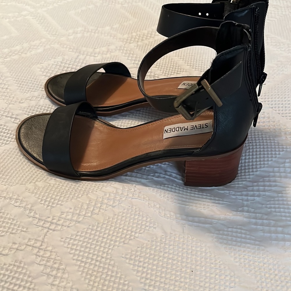 Sandals - Picture 2 of 4